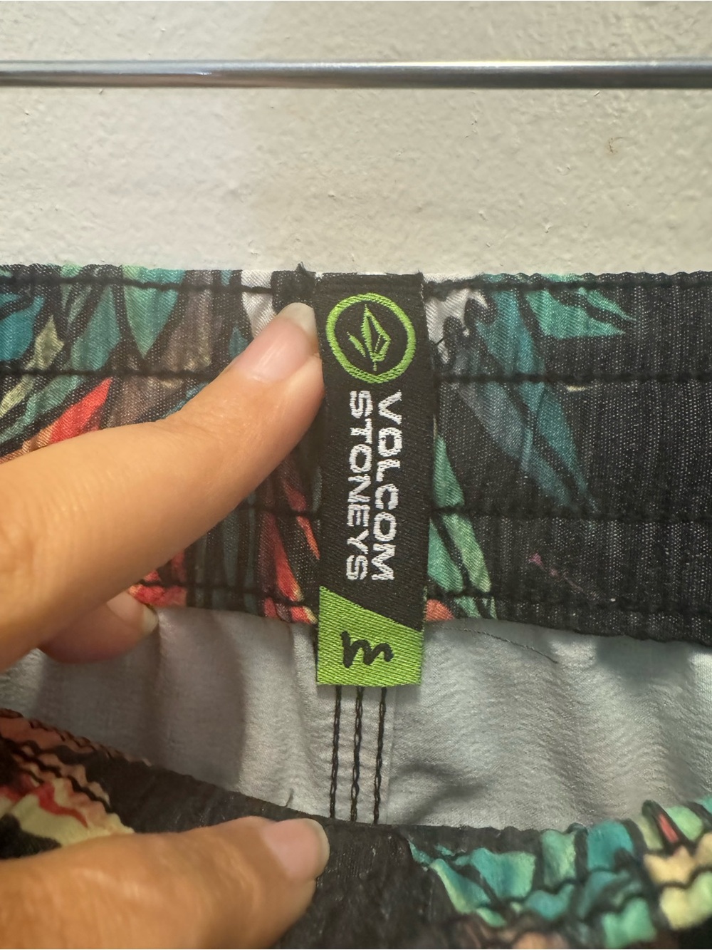 Volcom Black Tropical Floral Hybrid Shorts 0518 - Picture 4 of 8